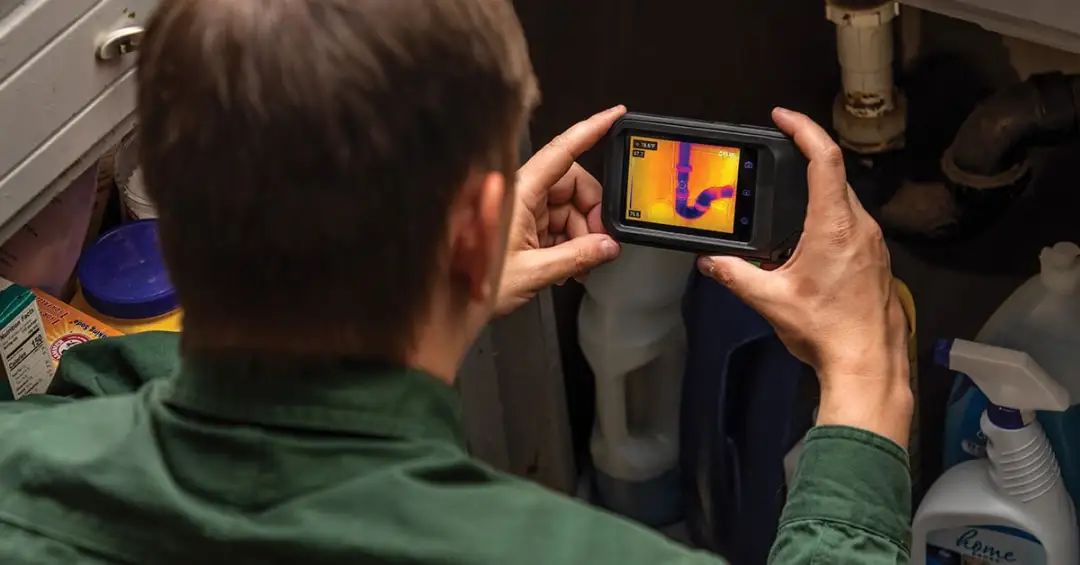 FLIR C3-X的电池可以连续工作4小时，而FLIR ONE Pro只有40分钟.jpg